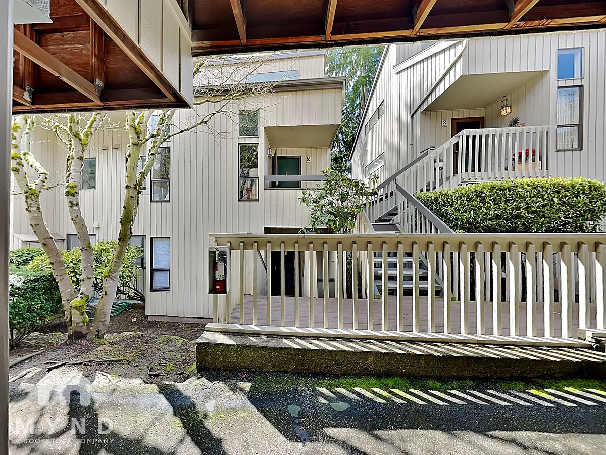 Building Photo - 10905 NE 35th Pl #4