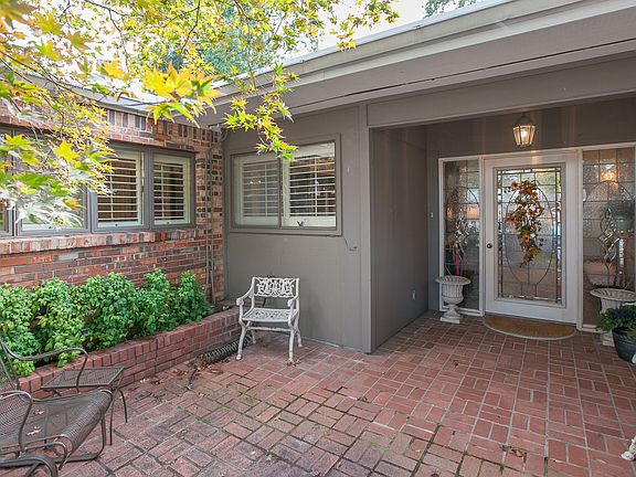 Gated entry to front covered patio/porch area