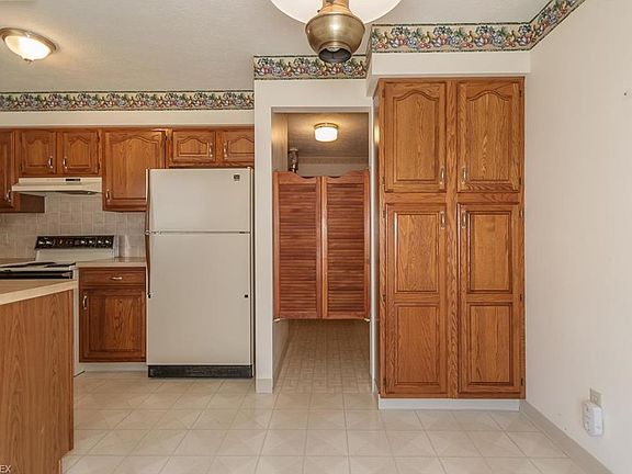4th image of 9763 Willow Ln #1