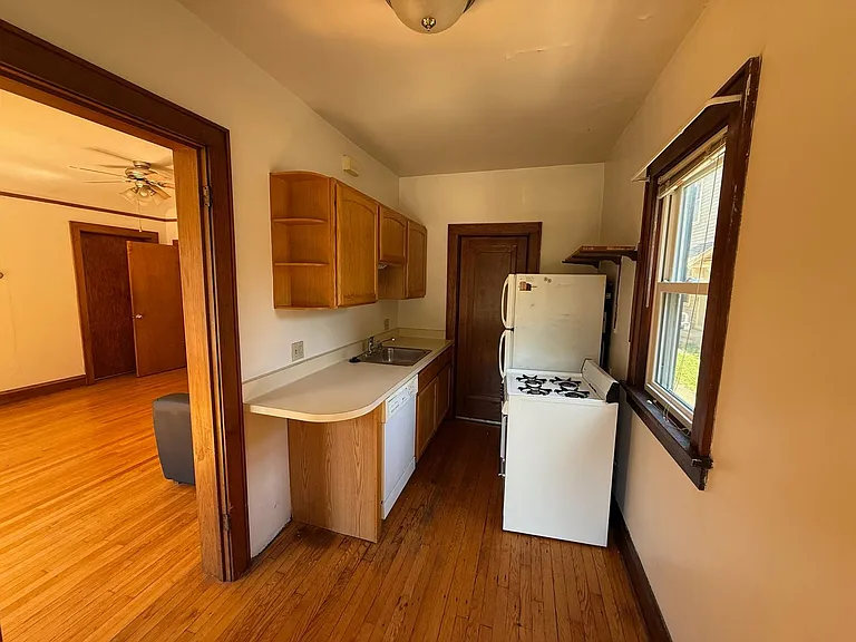 128 W Gilman St — Photo 17