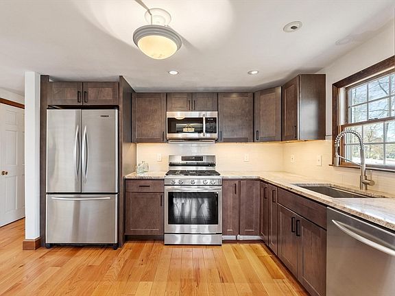 5th image of 53 Longfellow Dr