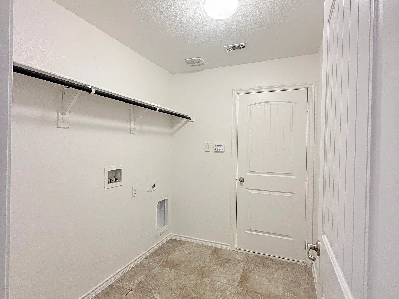 4 bed, 2222 sqft, $2,600 — Photo 2
