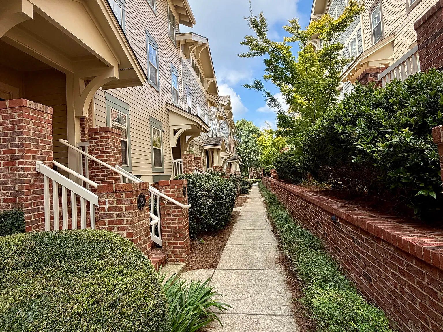 3 bed, 2.5 bath, 2218 sqft, $2,900 — Photo 2