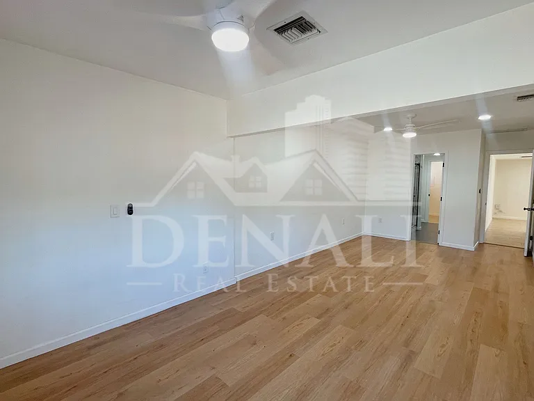 2401 E Meadowbrook Ave — Photo 16