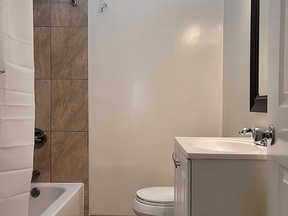 4th image of 2727 Fordham St