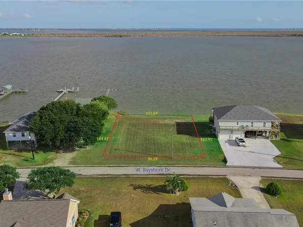 1664 W Bayshore Dr, Palacios, TX 77465