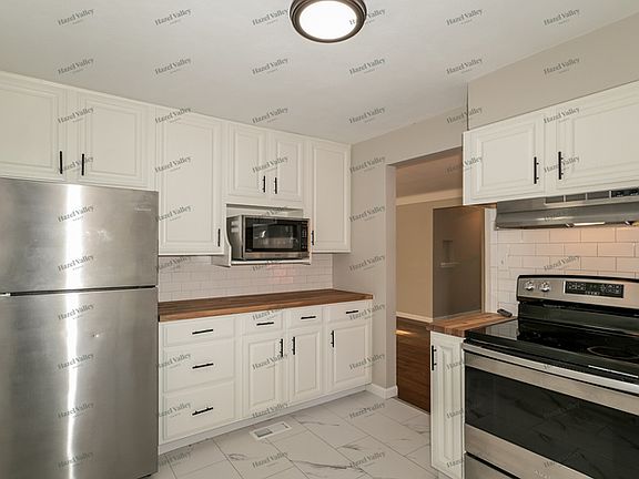 5th image of 11 Colchester Dr