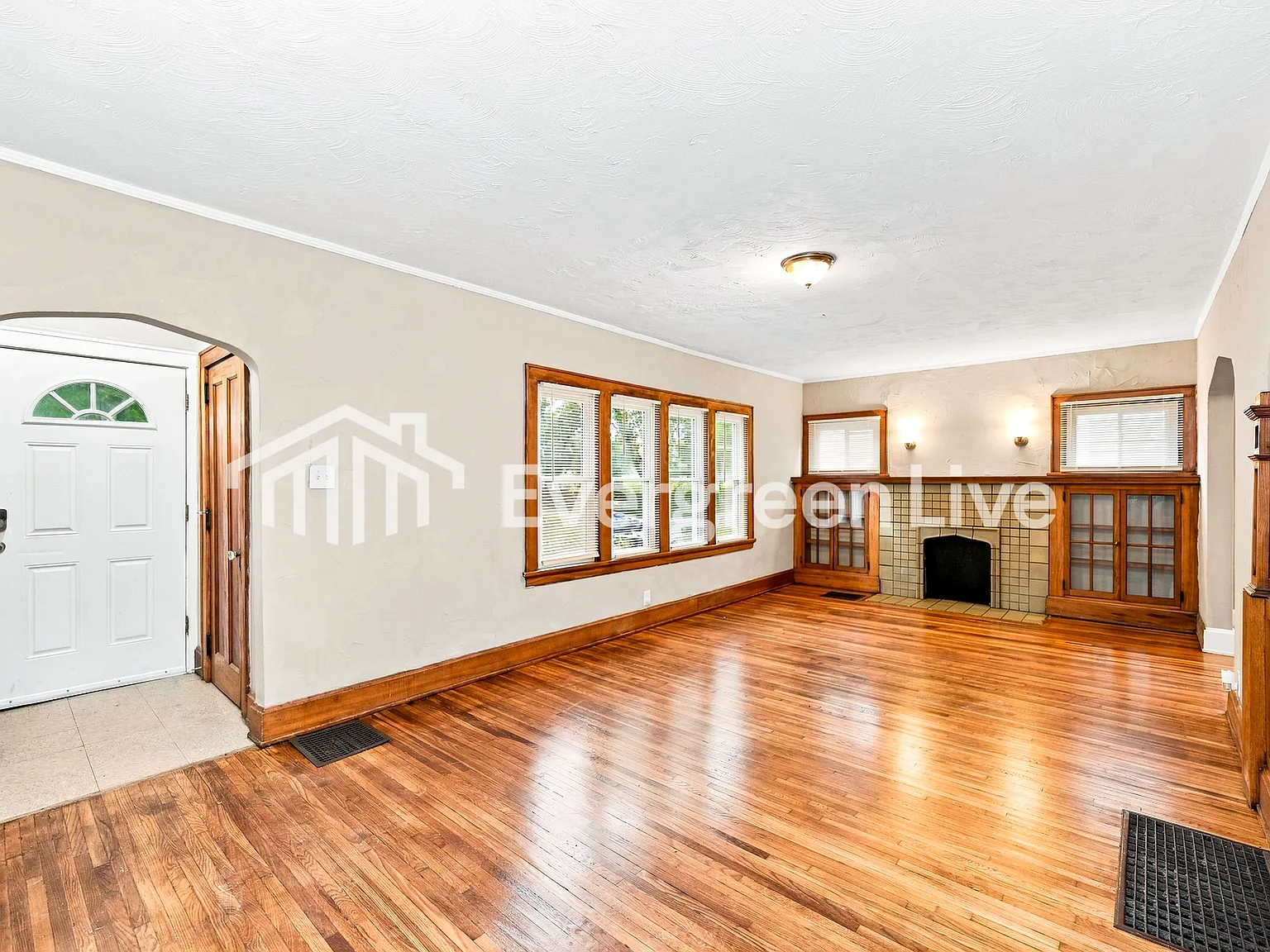3 bed, 1.0 bath, 1380 sqft, $1,745 — Photo 2