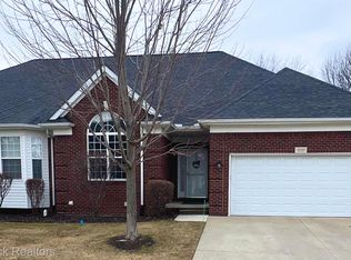 3733 Pointe Dr, Sterling Heights, MI