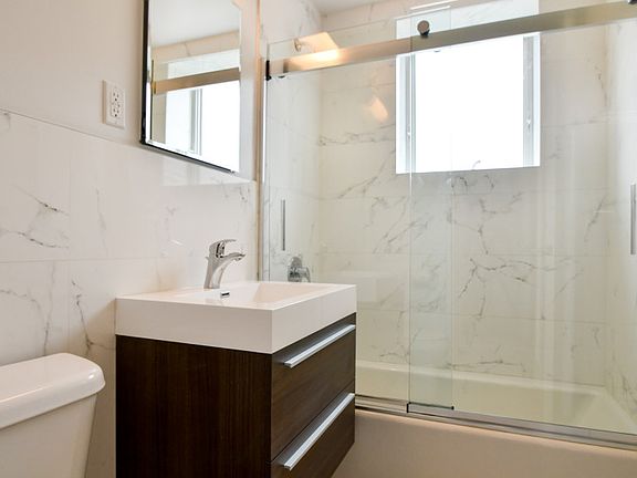 Drake House - Bathroom - 197-02C