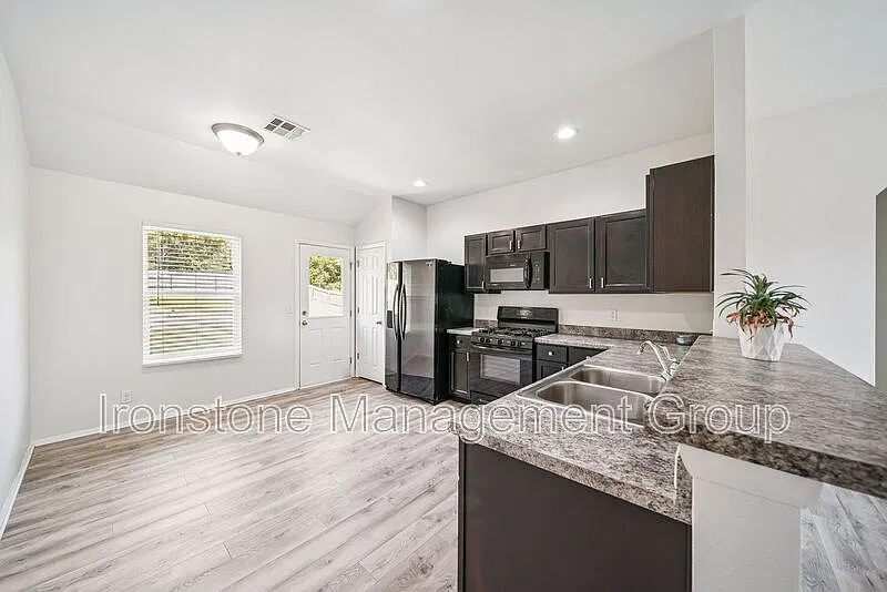 3 bed, 2.0 bath, 1300 sqft, $1,750 — Photo 4