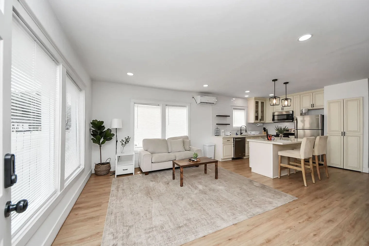 1 bed, 1.0 bath, 839 sqft, $2,179 — Photo 1