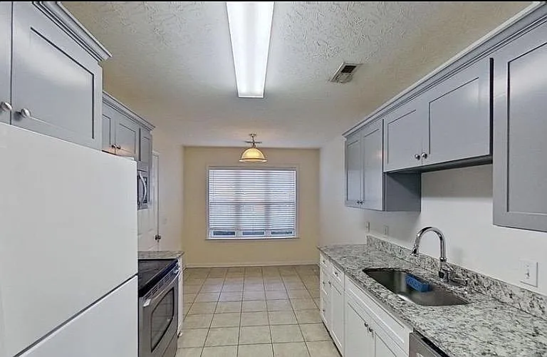 1113 Loman Ln — Photo 5