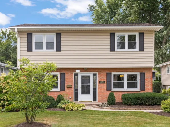 1302 Coolidge Ave, Wheaton, IL 60189