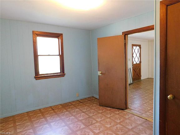4th image of 524 Railroad St