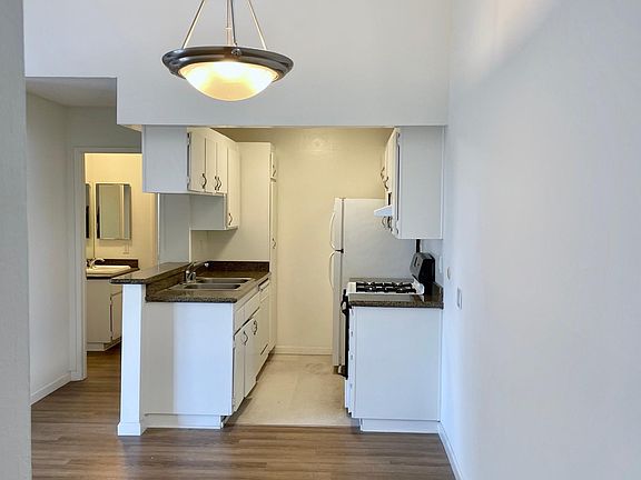 3rd image of 7777 Hollywood Blvd APT 310