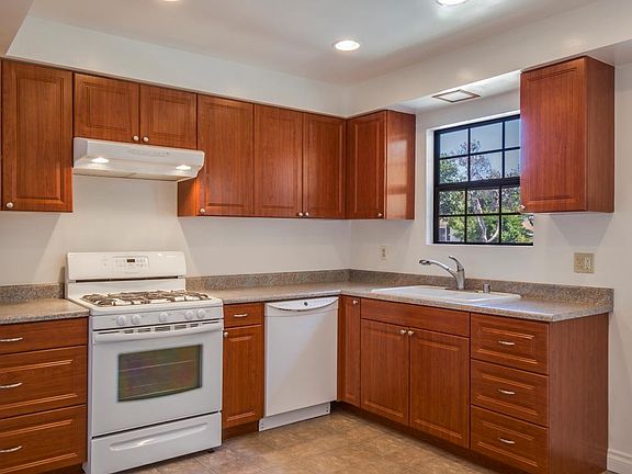 3rd image of 3817 W 183rd St