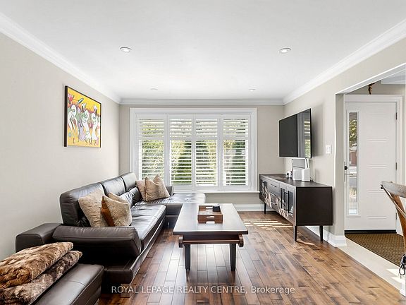 3rd image of 1577 Sandgate Cres