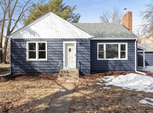 2213 Haddington Rd, Roseville, MN 55113