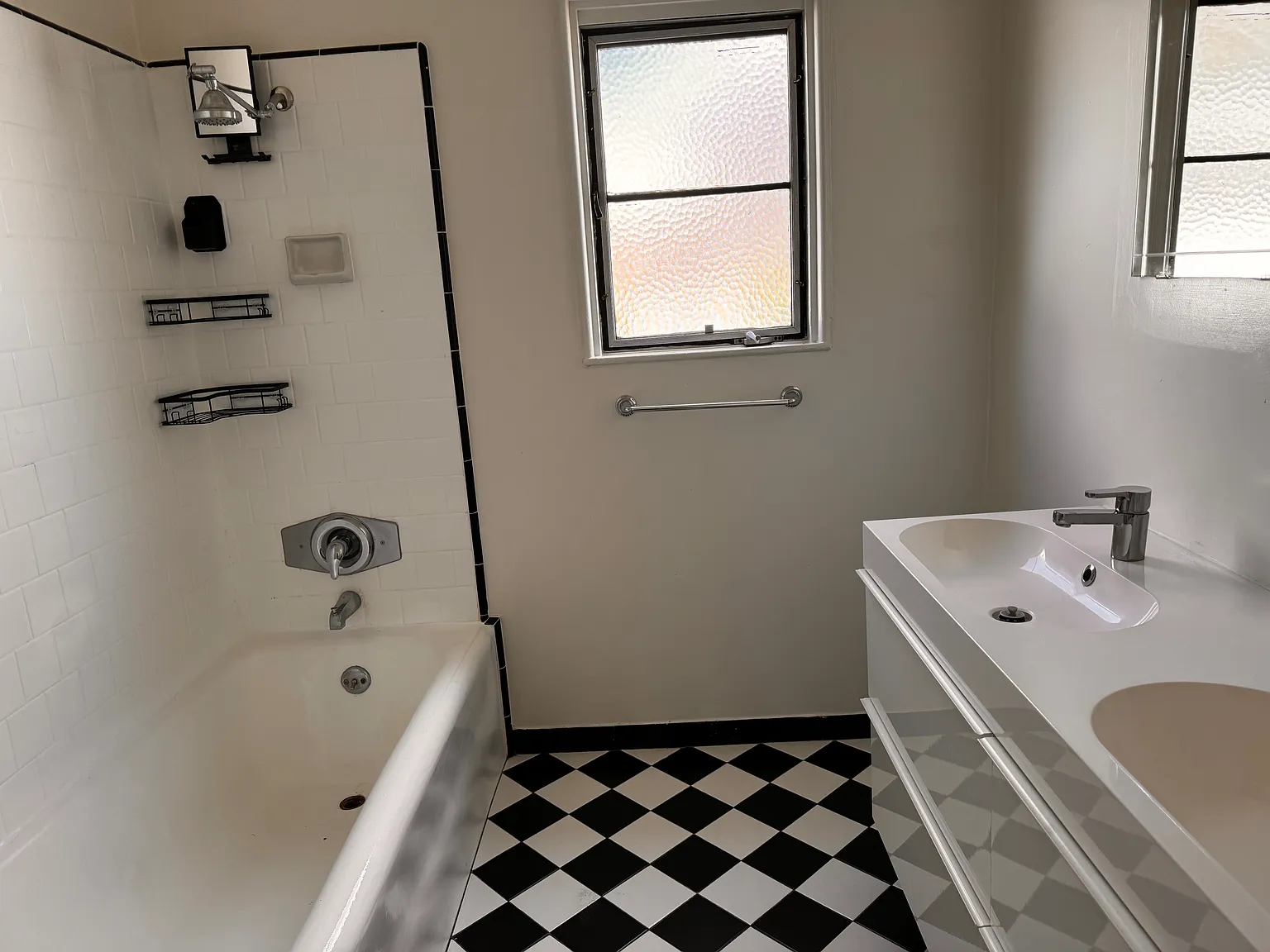 1016 Tiverton Ave — Photo 3