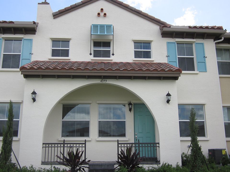 Spacious lakefront townhouse