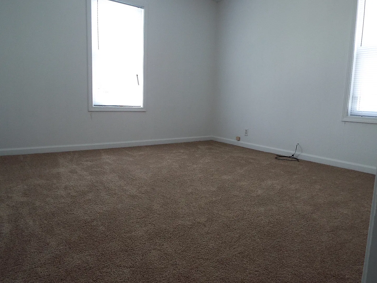 Three Bedroom/One bathroom house with carport for rent. — Photo 3