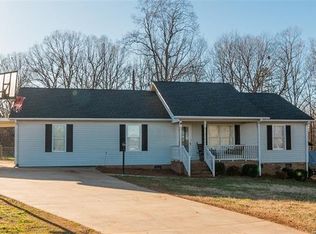 207 Pilots Ridge Dr, Bessemer City, NC 28016