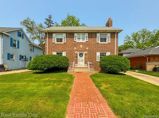 326 W Iroquois Rd, Pontiac, MI 48341