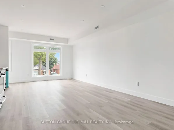 1927 Lawrence Ave W #4, Toronto, ON M9N 1G8
