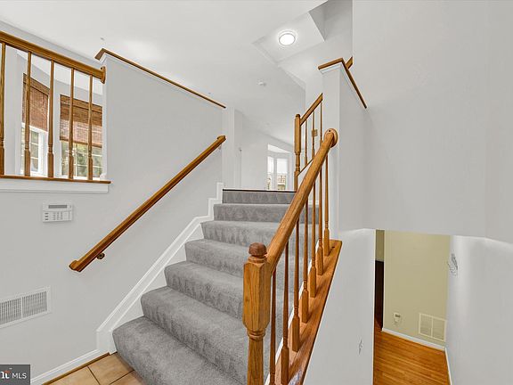 4th image of 225 Persimmon Cir