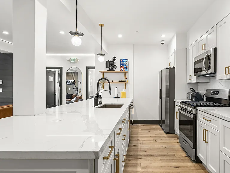 2225 Hearst — Photo 4