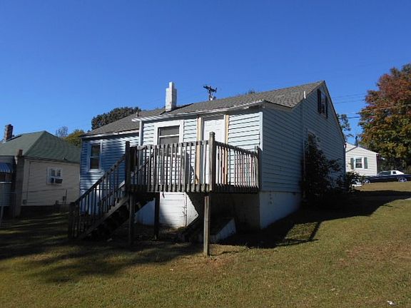 4th image of 209 Hamlin Ave