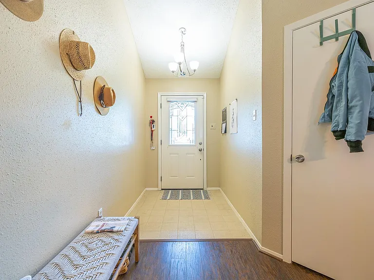 421 Indianmeadow Dr — Photo 3