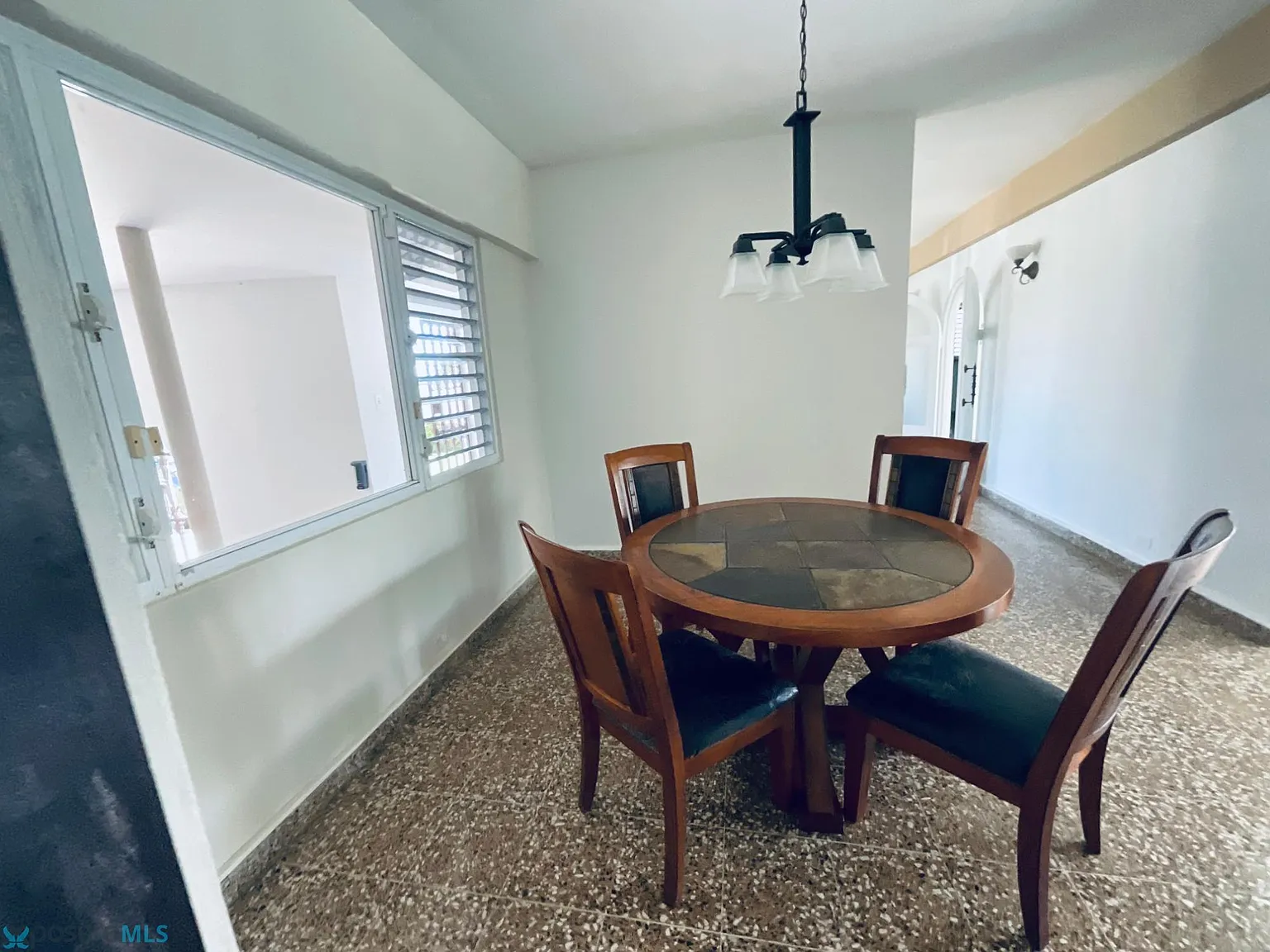 3 bed, 2.0 bath, 3000 sqft, $2,500 — Photo 2