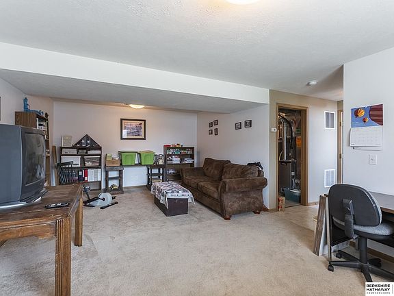 5th image of 18652 Allan St