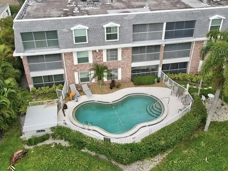 1900 Alamanda Dr #202 — Photo 25