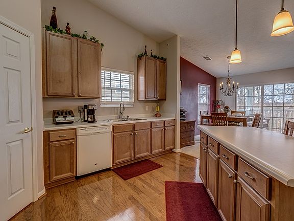4th image of 1140 Periwinkle Dr