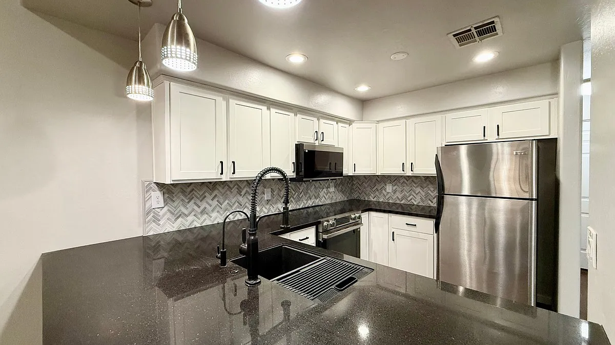 2 bed, 2.0 bath, 1091 sqft, $1,649 — Photo 1