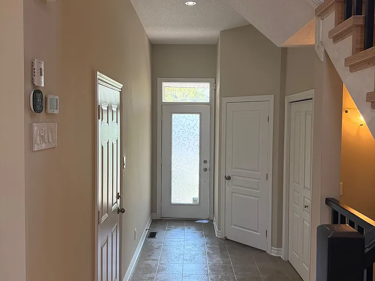 1158 Tischart Cres — Photo 2