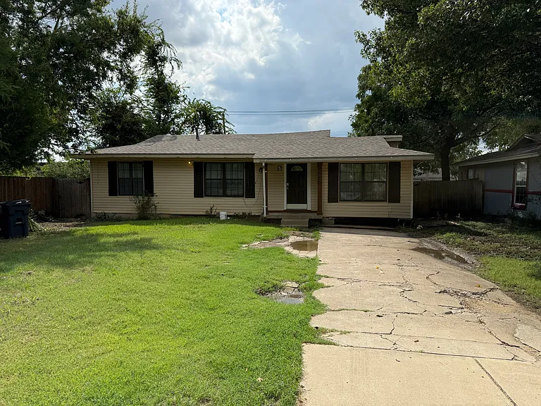 727 Circle Dr — Photo 1