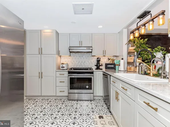 703 Mountainview Dr, Wayne, PA 19087