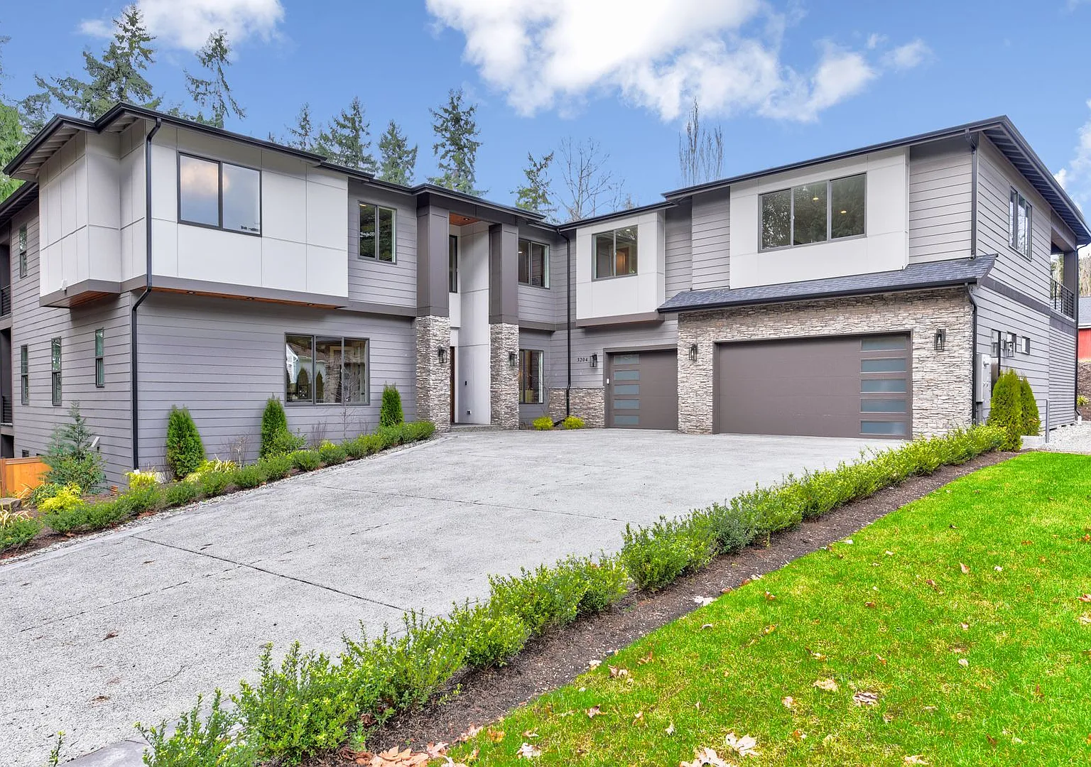 Luxury Bellevue Estate in Prestigious Bridle Trails For Rent — Photo 1