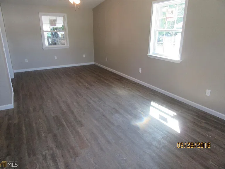 220 S Mulberry St — Photo 2