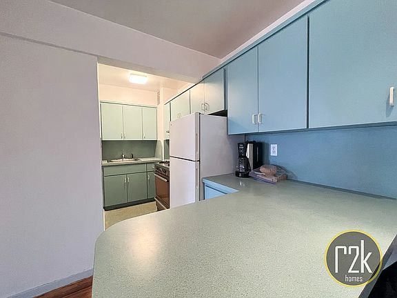 5th image of 2534 Crescent St APT 3H