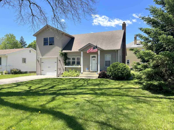215 East St, Decorah, IA 52101
