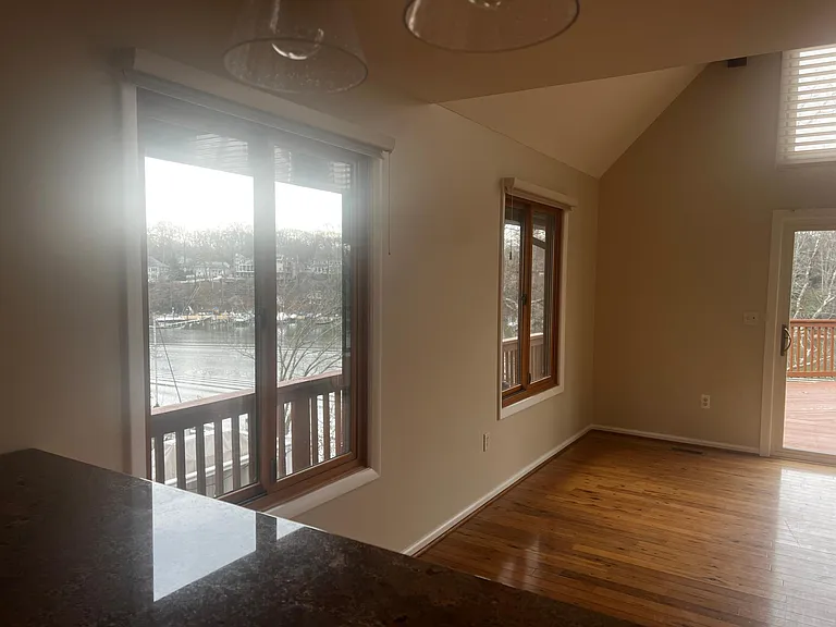 685 Shore Rd — Photo 32