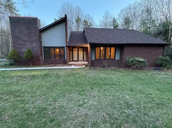 338 Oak Knoll Dr, Hillsville, VA 24343