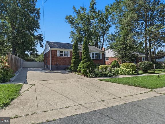 3rd image of 13105 Hallet Ct