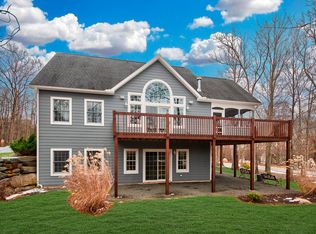 106 Glennwood Dr, Hawley, PA 18428