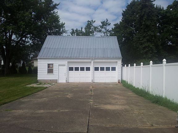 Rear-Detached Garage